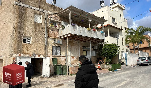 أم وابنها نجيا  من سقوط شظية صاروخية... ( كفر قاسم على خط النار المباشر )