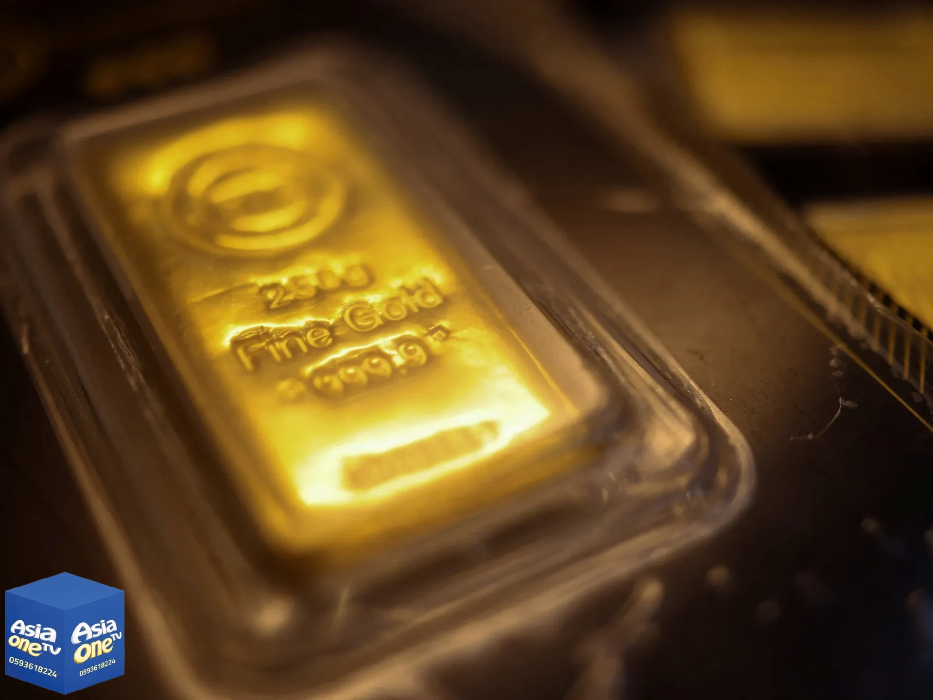 هدنة إيران تصعد بالذهب وهبوط حاد للنفط والغاز